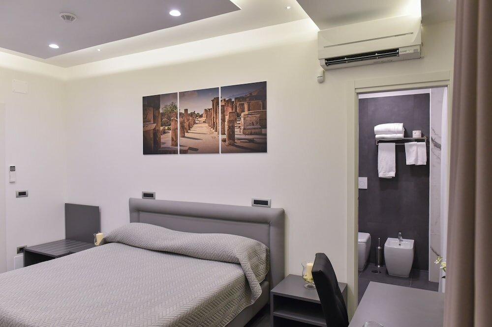 Фото Pompei Inn Ruins Luxury Suites