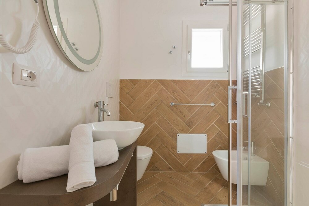 Фото Absolute Suite Apartments