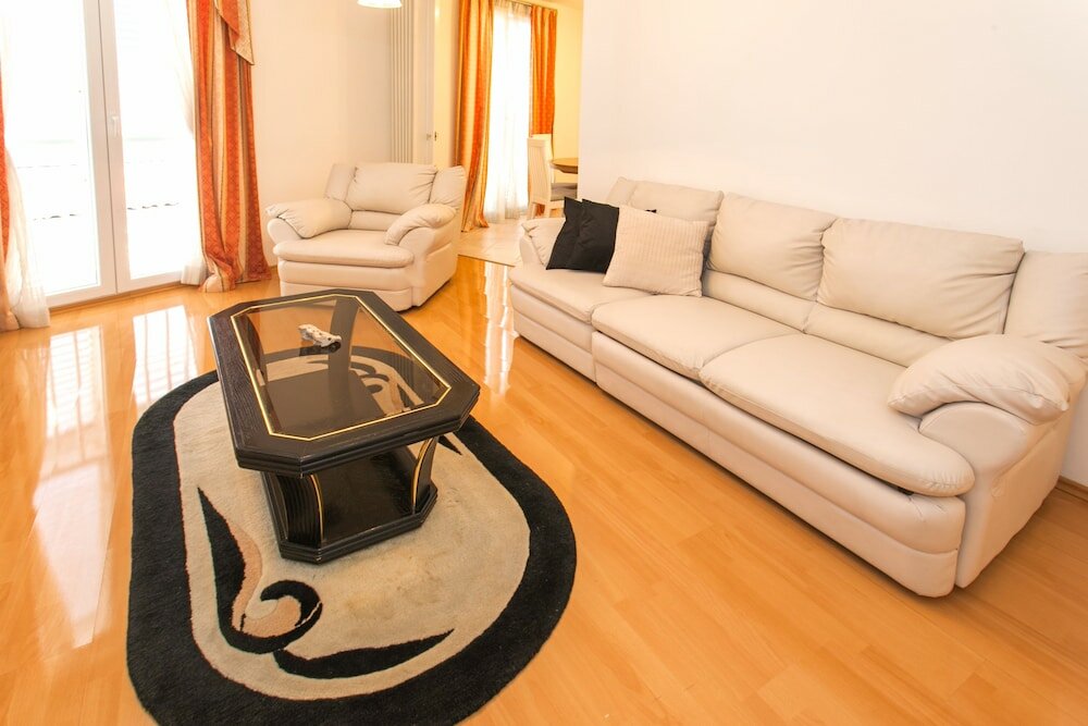 Фото Three Wells Apartment