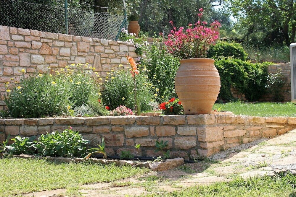 Фото Emily's Apartments