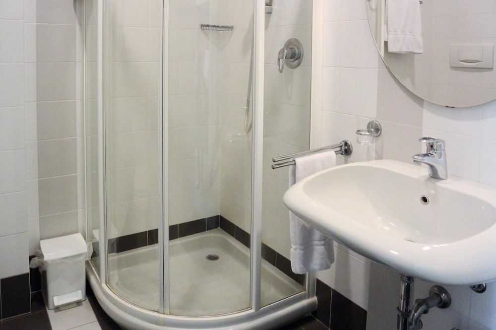 Фото Vista Hotel & Residence