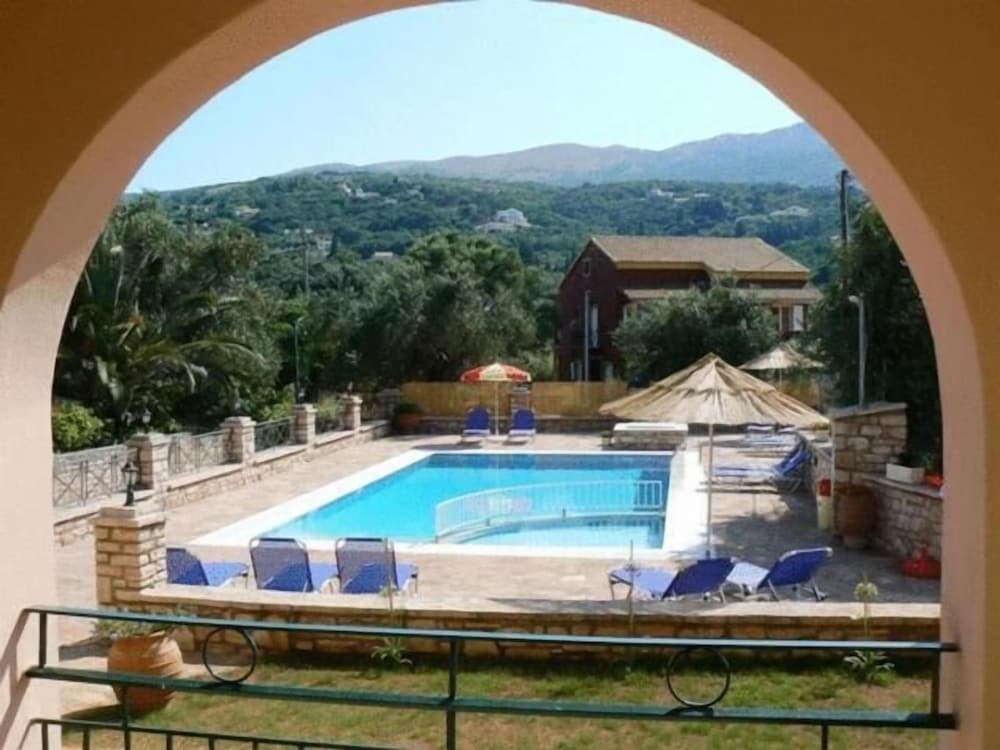 Фото Emily's Apartments