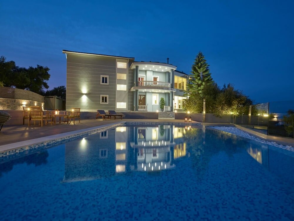 Фото Mont Bleu Luxury Villa