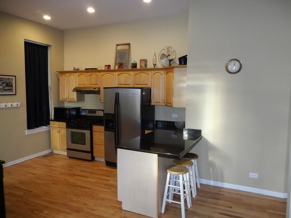 Фото Bucktown, Urban Luxury and Convenience, Near L Train Stop at Western