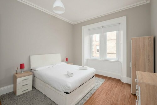Гостиница Silver Lining Apartment near Holyrood в Эдинбурге