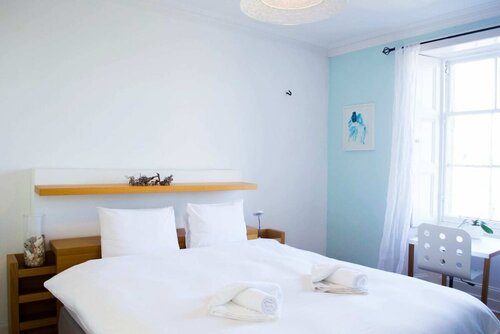 Гостиница Stylish Four Bedroom Stockbridge Home в Эдинбурге