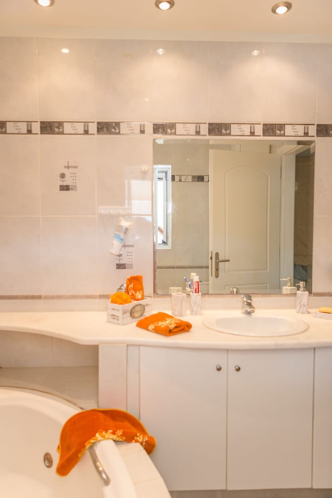 Фото Bright & Spacious two-floor Family Garden Home