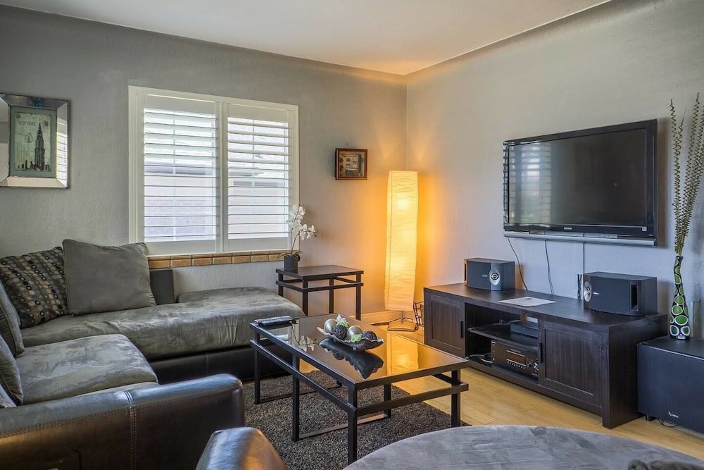 Фото The Retro Escape City Park Hot Tub & Movie Theater