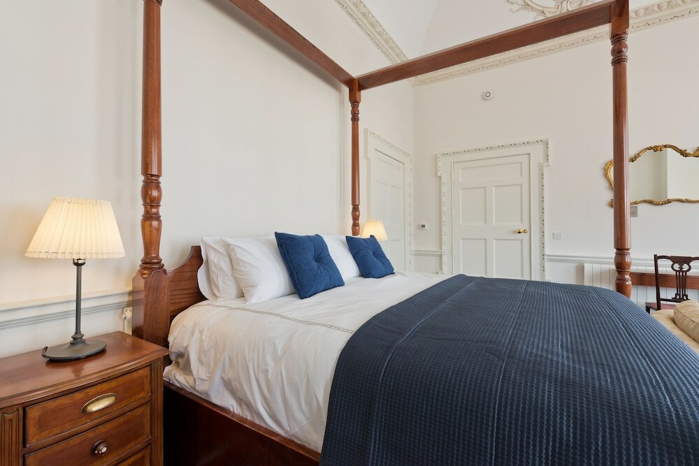 Фото Henrietta Suites City Centre