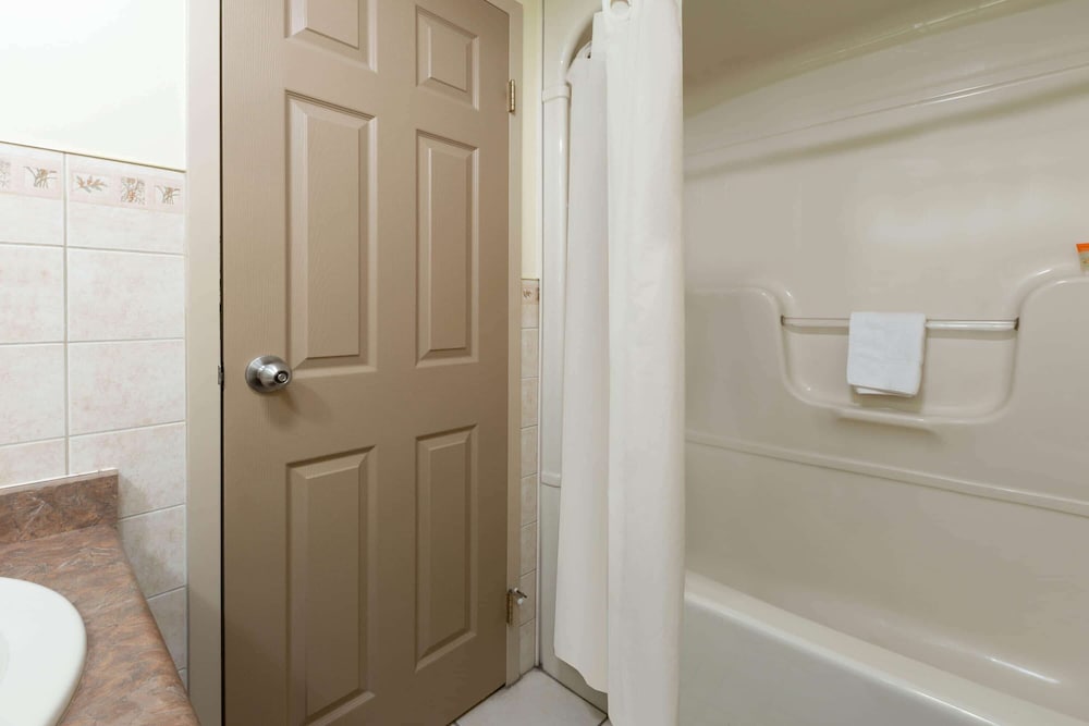 Фото Super 8 by Wyndham Niagara Falls NY