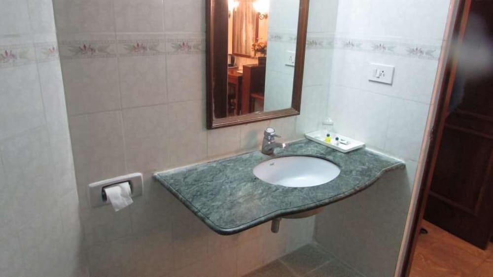 Фото Sovereign Hotel