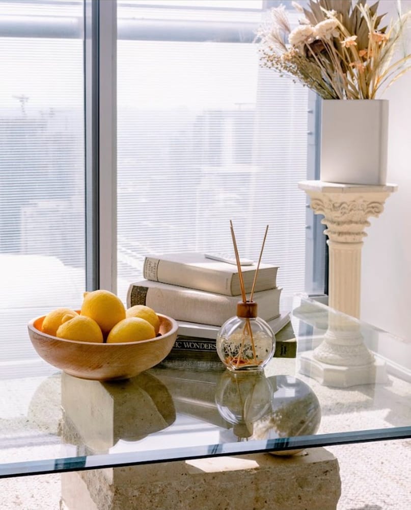 Фото Simply Comfort Gorgeous Apartments in the Heart of Toronto