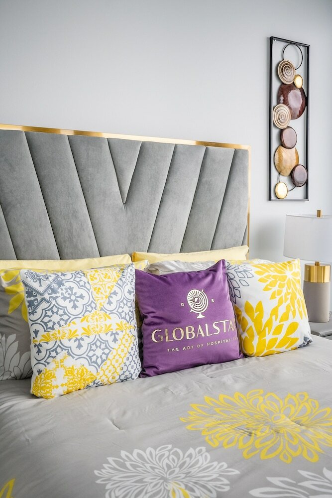 Фото Simply Comfort Gorgeous Apartments in the Heart of Toronto