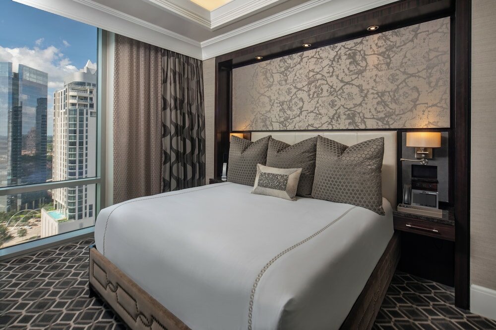 Фото The Post Oak Hotel at Uptown Houston