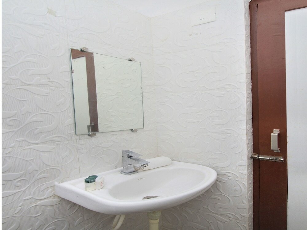 Фото Oyo 12153 Hotel B S International