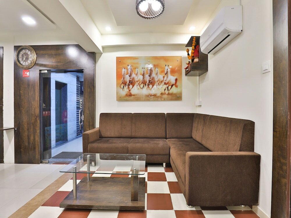 Фото Oyo 11072 Hotel Kajri Residency