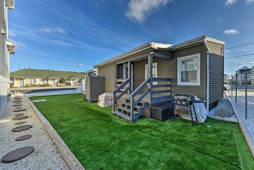 Гостиница Homey Cottage w Yard: Walk to Beach & Boardwalk!