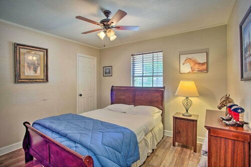 Гостиница Spacious Ranch Home in Historic Waxahachie! в Уаксахачи