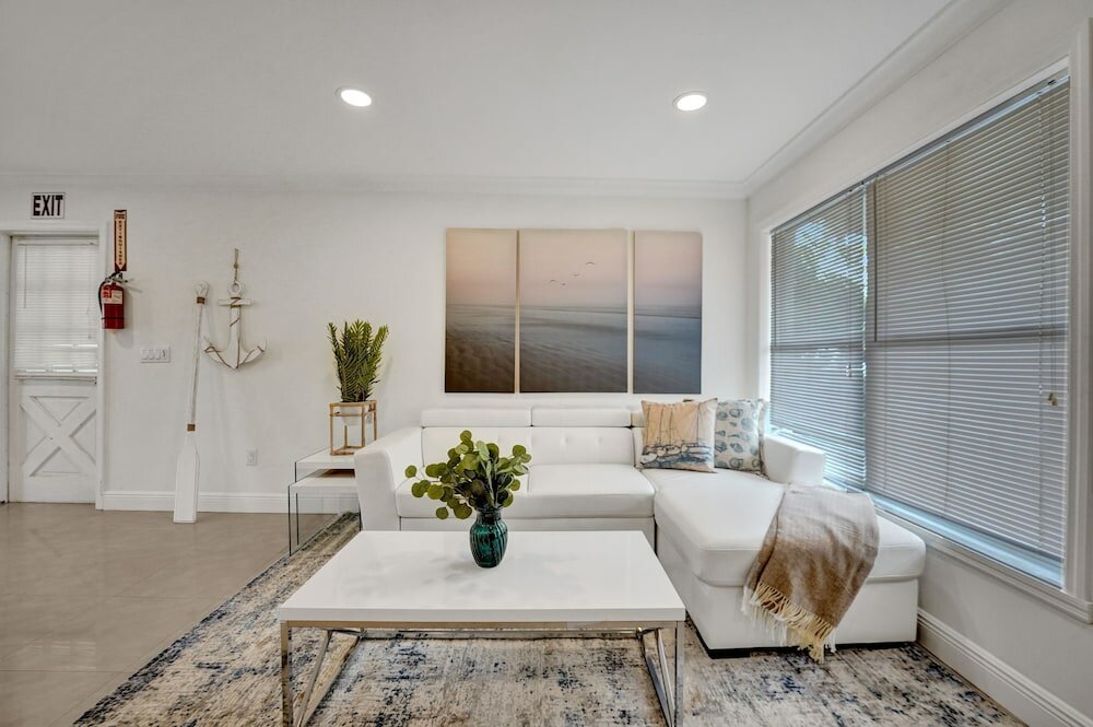 Фото Casa Lago Waterfront Home & Pool Near Hard Rock Casino