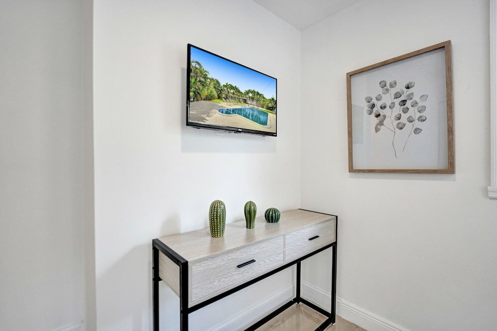 Фото Casa Lago Waterfront Home & Pool Near Hard Rock Casino