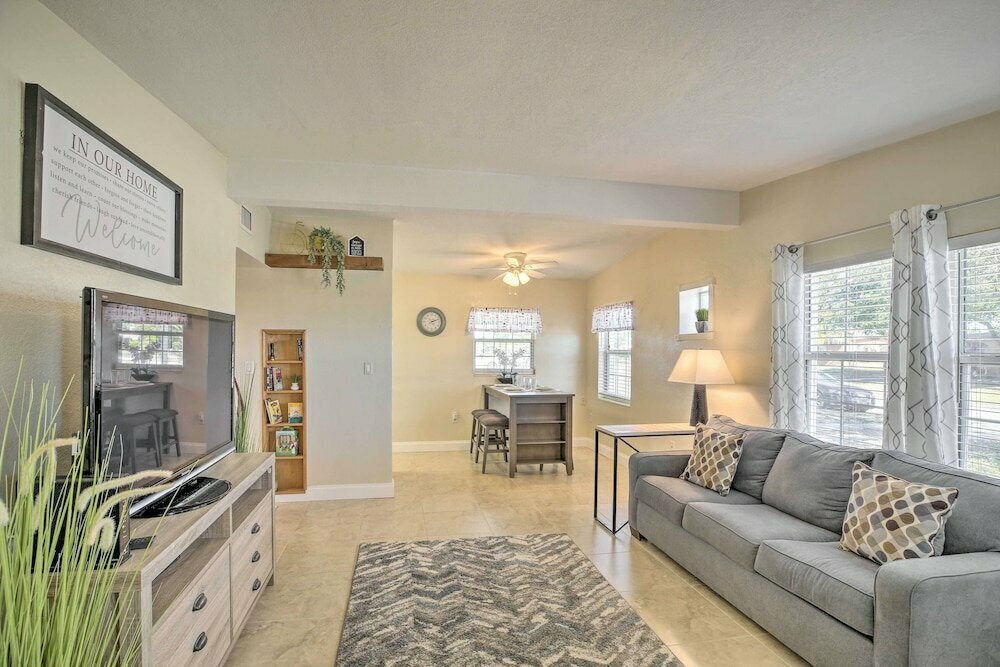 Hotel Inviting House w Fire Pit 3 Mi to Beach!, Port Charlotte, photo