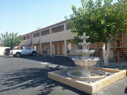 Гостиница Econo Lodge Inn & Suites near China Lake Naval Station