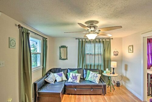 Гостиница Lovely Tacoma Cottage w Fire Pit, Near Dtwn! в Такоме