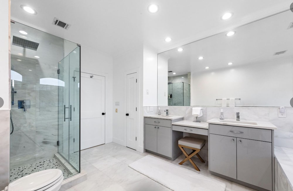 Фото Monmouth Beach 4br Villa on the Water