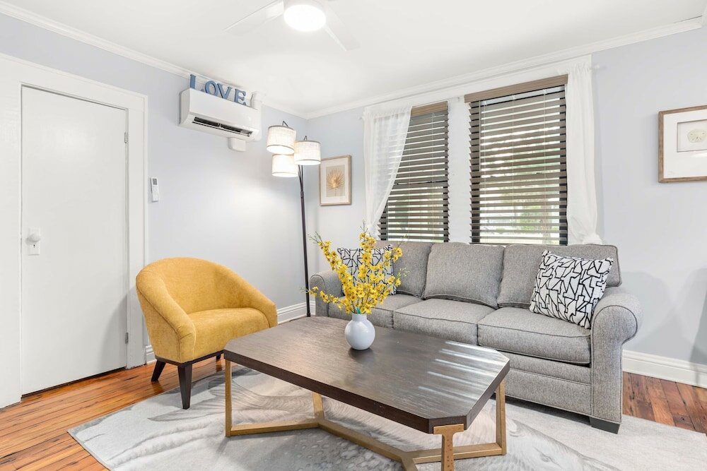 Фото Ebb and Flow Apartment House