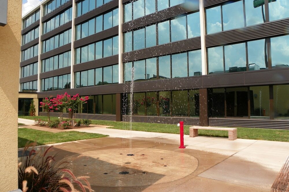 Фото Holiday Inn Hotel & Suites Charleston West, an Ihg Hotel