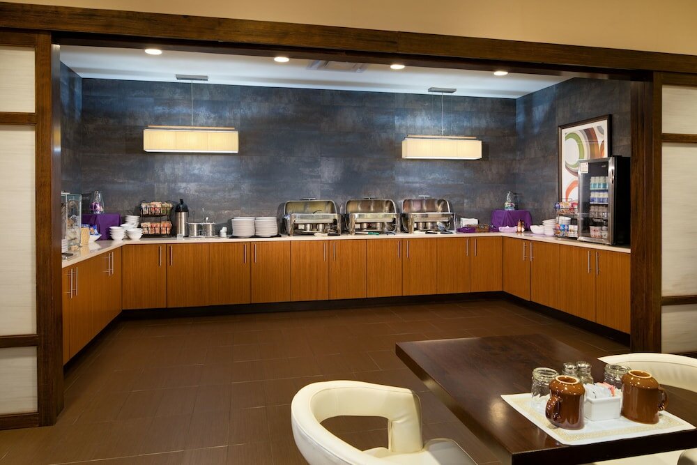 Фото Holiday Inn Hotel & Suites Charleston West, an Ihg Hotel