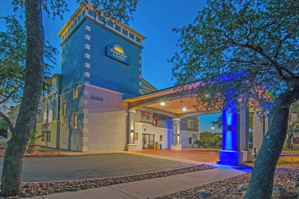 Фото Days Inn by Wyndham Suites San Antonio North/Stone Oak