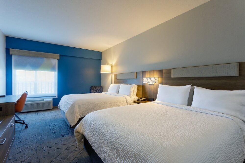 Фото Holiday Inn Express Tampa N I-75 - University Area, an Ihg Hotel