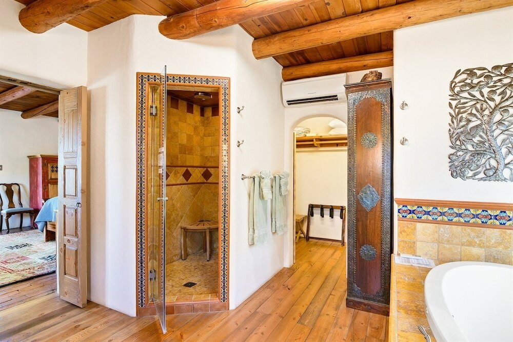 Фото Hummingbird - Spectacular Views, Stunning East Side Home, Walk to Canyon Rd