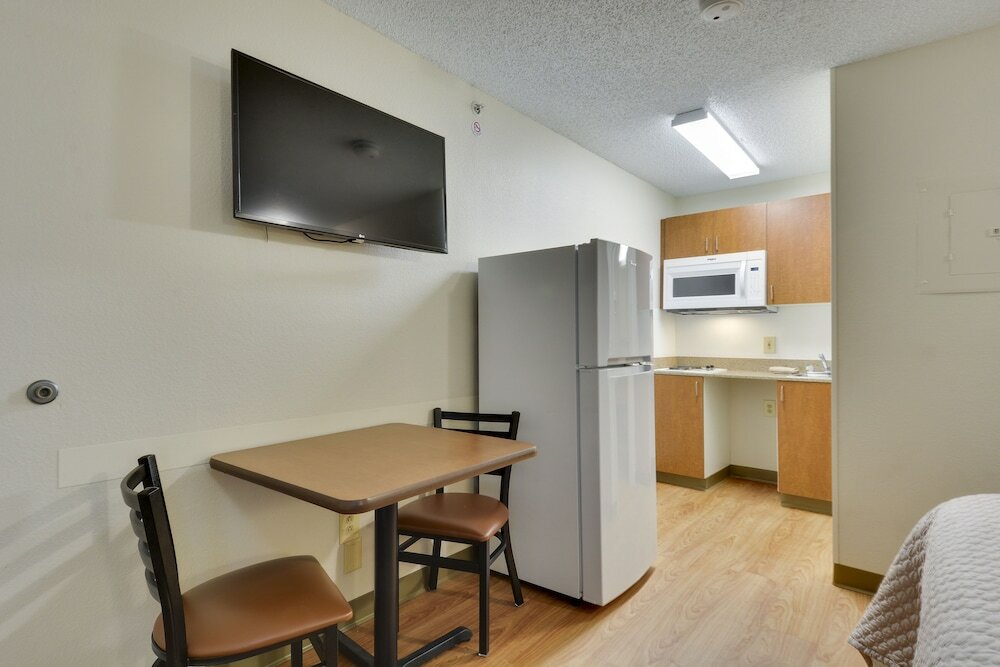 Фото HomeTowne Studios by Red Roof Austin