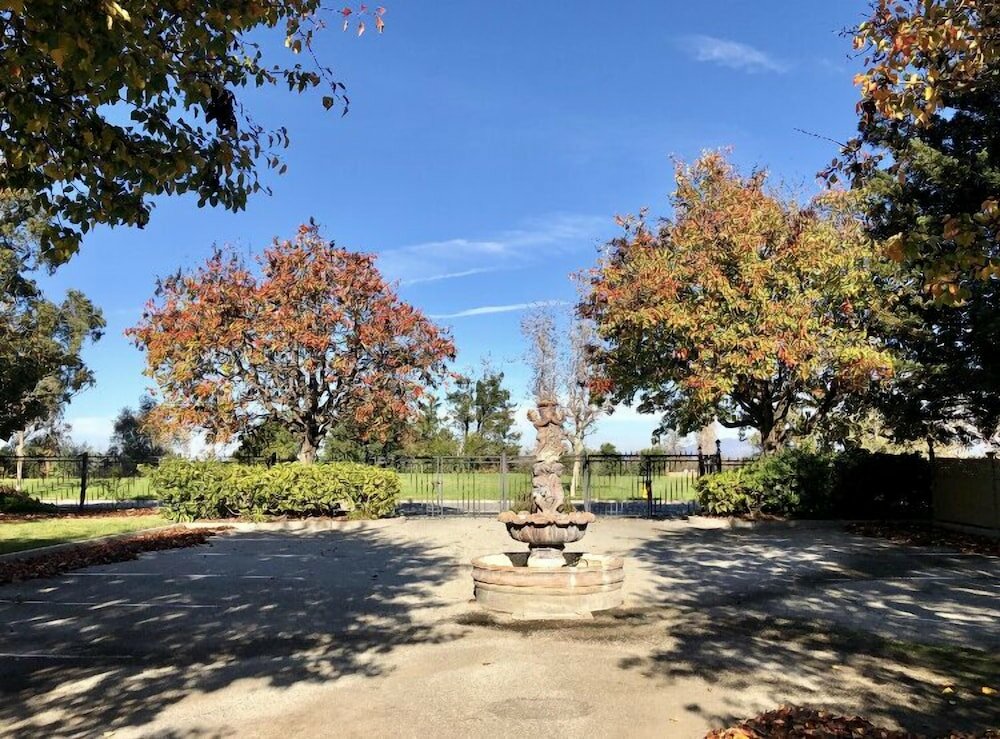 Фото River Rd. Mansion