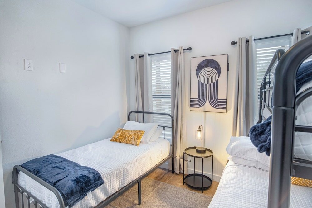 Фото Brand New 2 Stylish 3br Near Exciting Downtown