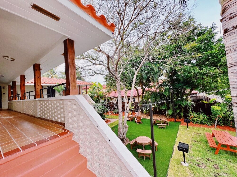 Фото The Leeward Apartments by Lowkl