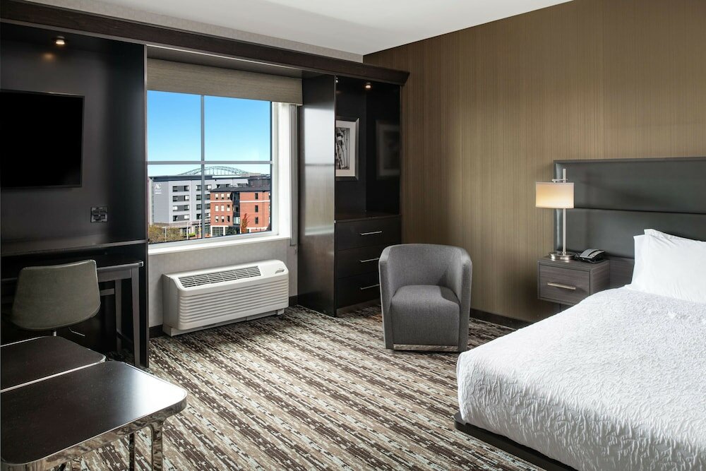 Фото Hampton Inn & Suites Portsmouth Downtown