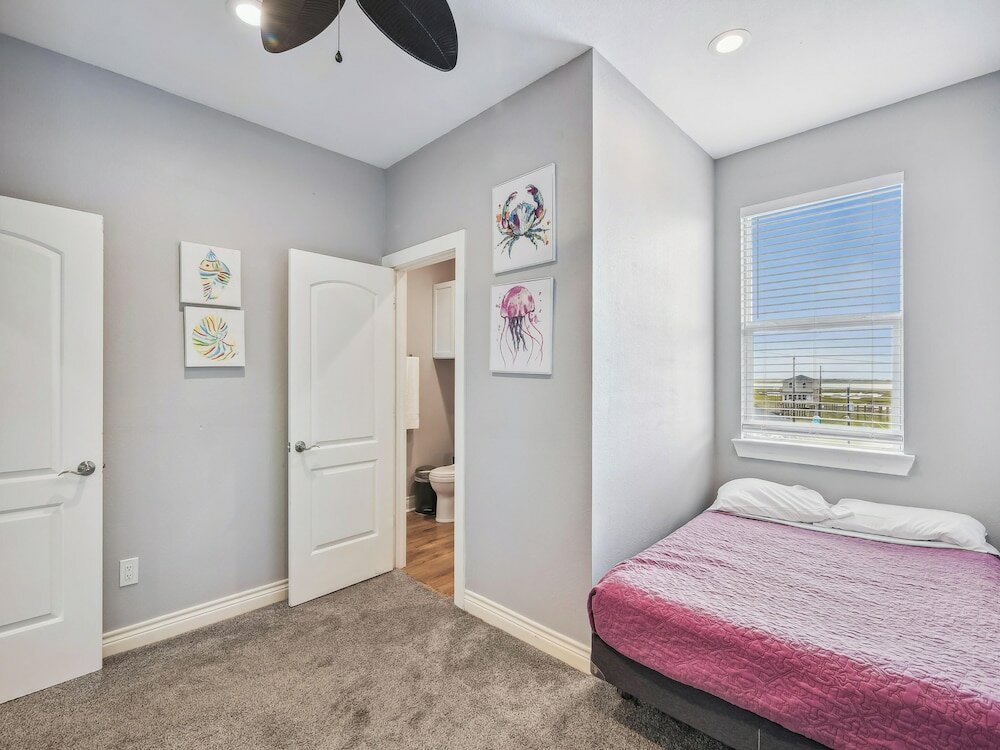 Фото Sand and Sun Beachfront