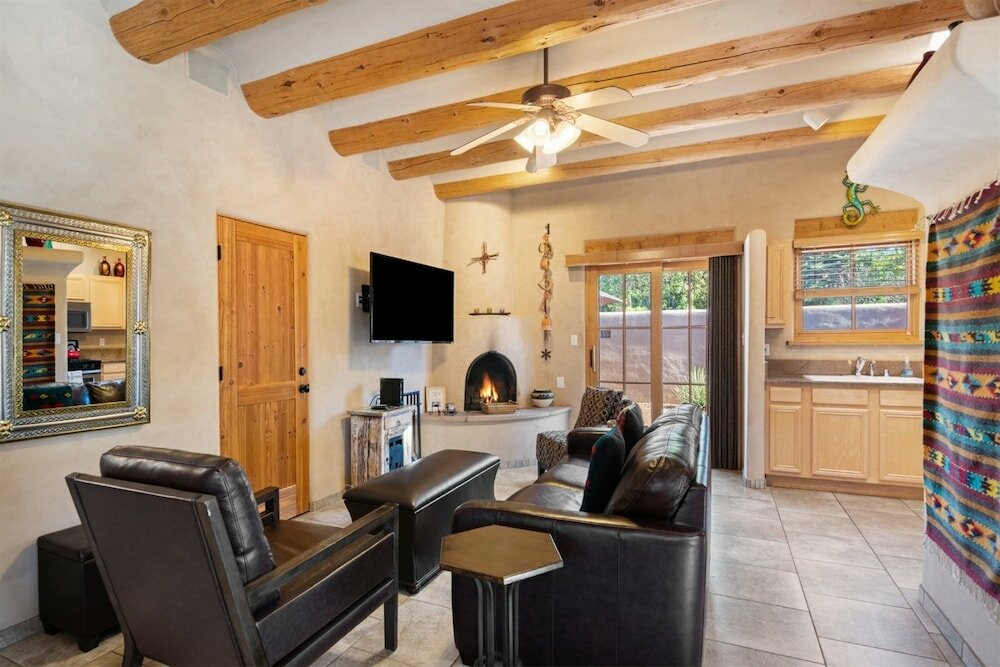 Фото Kiva - Stunning & Lovely With Kiva Fireplace, Walk to the Plaza and the Railyard