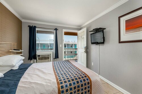 Гостиница Boardwalk Hotel Charlee & Beach House Rentals