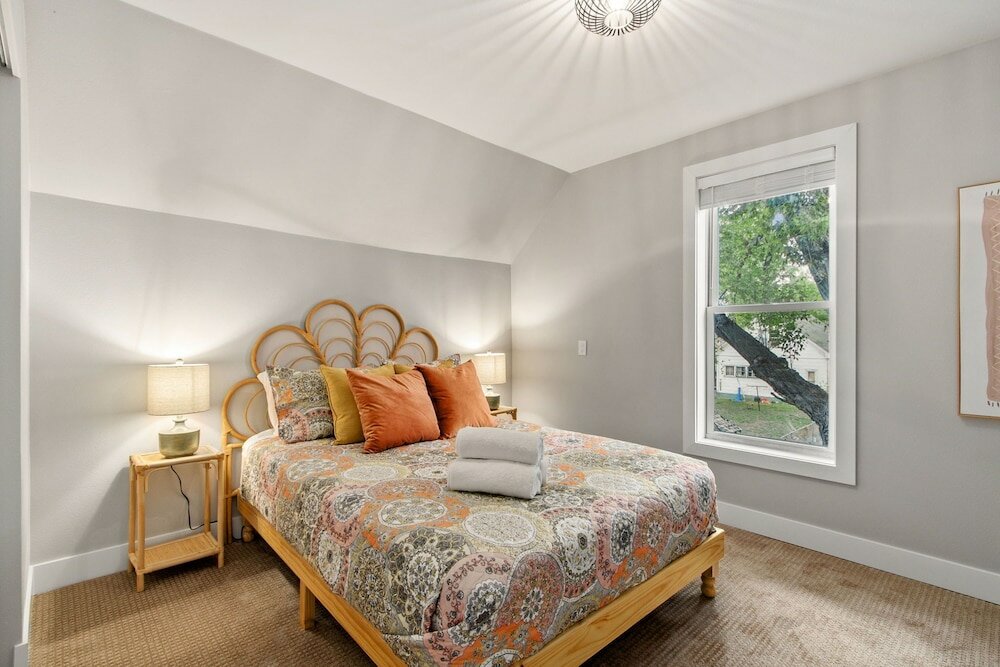 Фото Spacious Downtown Apartment – Walk to Old Town Fc!