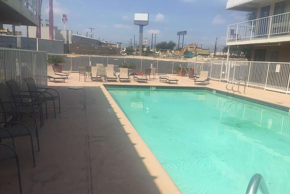 Фото Travelodge by Wyndham San Antonio Lackland Afb North