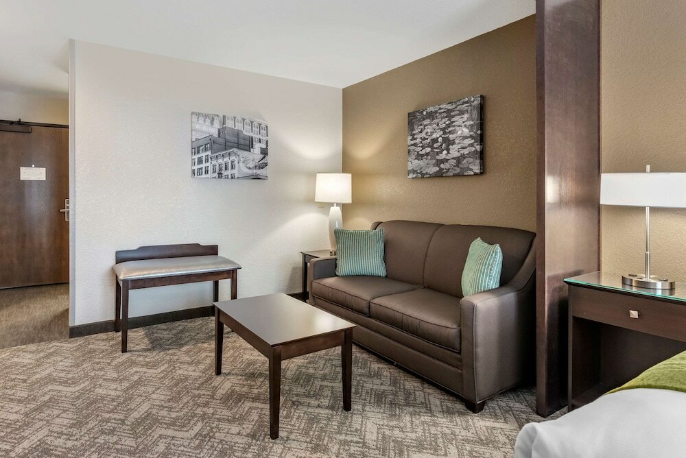 Фото Comfort Inn & Suites Tualatin - Lake Oswego South