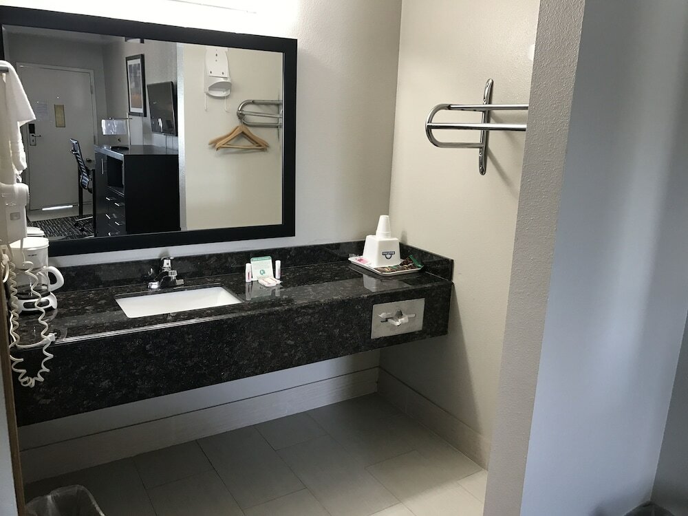 Фото Days Inn by Wyndham Grove