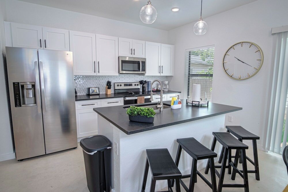 Фото Brand New 3 Stylish 3br Near Exciting Downtown