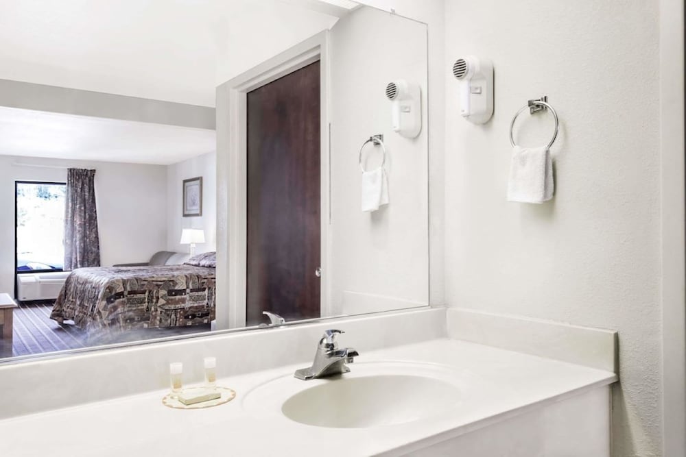 Фото Brentwood Inn & Suites