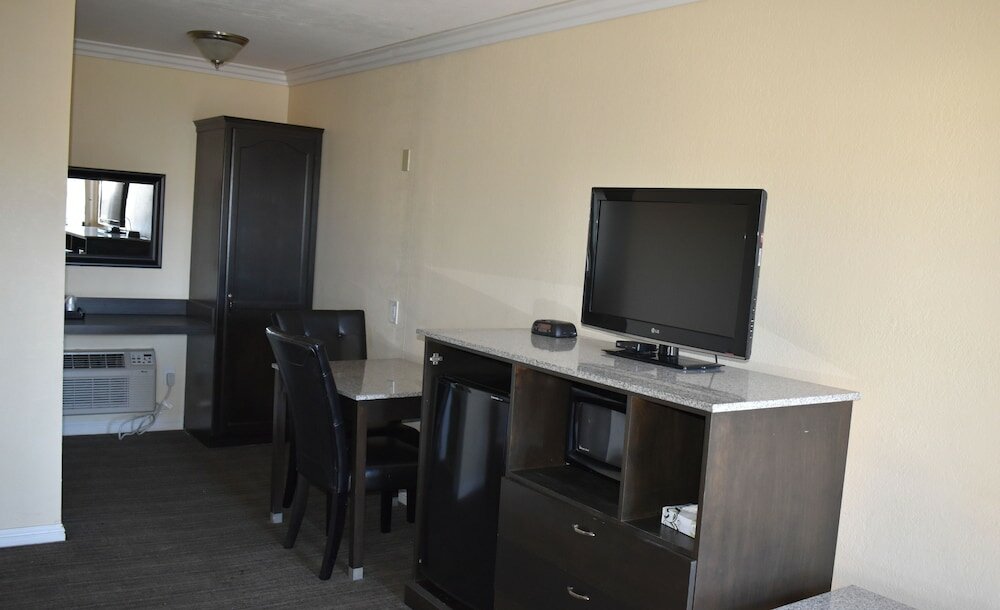 Фото Rockview Inn and Suites