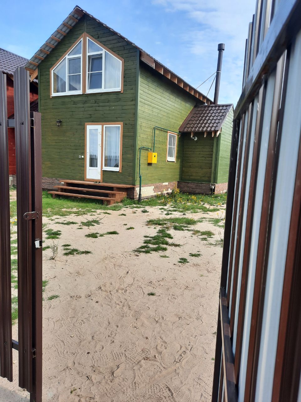 Фото Зеленый дом у пляжа